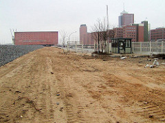 Bauvorbereitungen am Kaiserkai - Sand ist aufgeschüttet; rechts Bürogebäude am Sandtorhafen - im Hintergrund das Speichergebäude des Kaispeichers A / Kaiserspeichers. (2003)