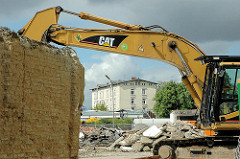 Abrissarbeiten am Lotsekai im Harburger Binnenhafen - Abrissbagger mit Bauschutt; im Hintergrund des Gebäude vom sogen. Harburger Schloss. (2006)