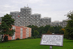 Wohngebäude in der Siedlung Osdorfer Born - Schild Grünanlage nicht Fussballspielen und Radfahren.