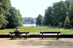 Sitzbank mit Blick Richtung Aussenmühlenteich - Harburger Stadtpark am Eingang von Hamburg Eißendorf.