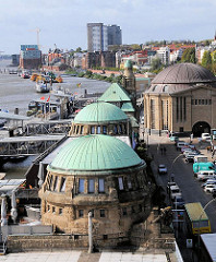 Mit Kupfer gedeckte Dächer der Gebäude der St. Pauli Landungsbrücken.