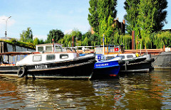 Barkassen im Grevenhofkanal in Hamburg Steinwerder - Weiden und Pappeln am Ufer des Kanals