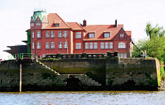 Alte Kaimauer mit Wassertreppe im Hamburger Hansahafen - Steinbalustrade und historisches Hafengebäude.