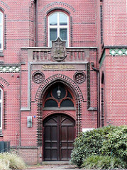 Historischer Eingang am Gebäude des Amts für Strom und Hafenbau - das 1886 fertiggestellte Verwaltungsgebäude steht seit 2006 unter Denkmalschutz.
