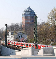 Hamburger Stadtteilfotos - Blick über die S-Bahngleise - alter Bahnhof Sternschanze - Wasserturm zum Hotel umgebaut.