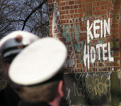 Widerstand im Stadtteil Sternschanze gegen den Umbau des Wasserturms in ein Luxushotel. - Polizisten und Aufschrift KEIN HOTEL.