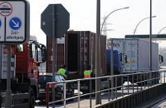 Prüfung von LKW am Übergang Reiherstieg Hauptdeich - Zollstation Freihafen Hamburg - Lastwagenkontrolle.