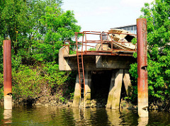 Alter  Verladeplatz / Liegeplatz im Hovekanal -  Relikte / Überbleibsel vom alten Hamburger Hafen.