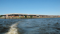 Blick von der Elbe auf die Lagerschuppen des Versmannkais am Baakenhafen. (2006)