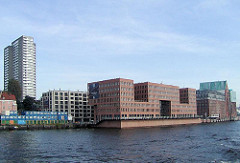 Hafenrandbebauung am Altoner Holzhafen - moderne Büroklötze am Wasser.