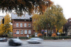 Hamburg Bramfeld Dorfplatz mit alter Schule und Strassenverkehr.