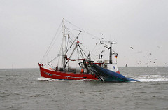 Krabbenkutter mit herabgelassenen Netzen auf der Nordsee vor Hamburg Neuwerk.