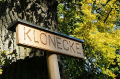 Lemsahler Dorfstrasse - geschnitztes Holzschild Klönecke.