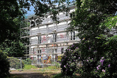 Restauierung des Hessehauses - Landhaus im Blankeneser Hessepark, erbaut um 1800. Baugerüst an der Hausfassade.