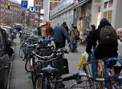 Geparkte Fahrräder am Strassenrand - Heussweg - Bezirk Hamburg Eimsbüttel, Stadtteil Eimsbüttel.