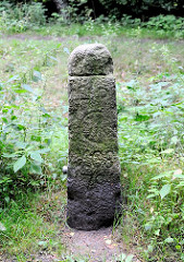 Historischer Grenzstein am Raakmoorgraben - Naturschutzgebiet Raakmoor, Stadtteil Hamburg Hummelsbüttel, Bezirk Wandsbek. Die Steine tragen das dänische Königswappen und stammen aus der Zeit als Hummelsbüttel zu Pinneberg und somit zu Dänemark gehört