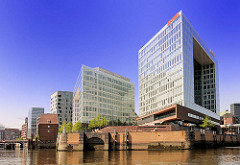 Blick vom Oberhafenkanal auf die Ericusspitze - moderne Bürogebäude in der Hafencity - lks. die Ericusbrücke.