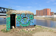 Buntes Graffiti an einer Ziegelmauer am Billehafen in HH-Rothenburgsort - Kontorhaus am Hafen.