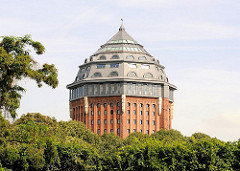 Kuppel des 1910 fertig gestellten Hamburger Wasserturms im Schanzenpark - 2007 wurde in der historischen Industriearchitektur ein Hotel eröffnet.