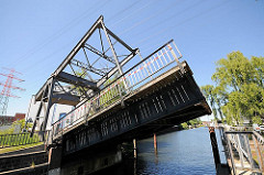 Historische Harburger Klappbrücke - Holzhafenklappbrücke; verbindet den Lotsekai mit der Konsul Ritter Strasse; Industriedenkmal, Klappbrücke mit Eisenbahnschienen.