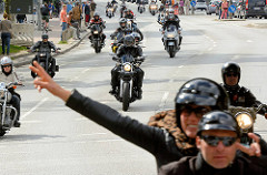 Abschlussparade der Harley Days in Hamburg - MotorradfahrerInnen  auf der Ludwig Erhard Strasse in der Hamburger Innenstadt.