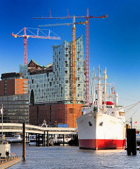 Museumsschiff Cap San Diego an der Überseebrücke - Baukräne an der Elbphilharmonie - Bilder aus dem Hamburger Stadtteil Hafencity.