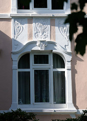 Jugendstildekor am Fenster eines Wohnhauses - Holsteiner Chaussee.