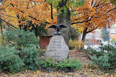 Bramfelder Dorfplatz Denkmal Friedenseiche Findling