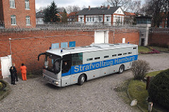 Gefangenentransporter Strafvollzug Hamburg - Gefängnisinnenhof Hamburg Fuhlsbüttel.