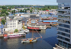 Luftaufnahme Harburger Hafen - Blick auf die Werft; im HIntergrund die Schleuse zur Süderelbe und die Harburger Elbbrücken.