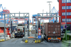 Einfahrt HHLA Container Terminal  Altenwerder - leere und beladene Lastkraftwagen fahren auf das Terminalgelände.