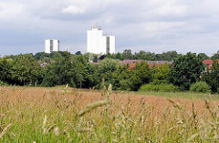 Blick von Hamburg Langenbek zu Hochhäusern Hamburg Wilstorf