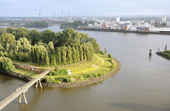 Blick auf den Entwerder Elbpark in Hamburg Rothenburgsort - am anderen Ufer der Norderelbe Industrieanlagen auf der Peute von Hamburg Veddel.