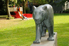 Bronzeskulptur am Stellinger Spannskamp - Sibirischer Tiger bei einem Kinderspielplatz.