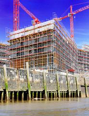 Ebbe am Versmannkai des Baakenhafens - die Holzständer der Kaianlage sind freigelegt - Baustelle mit Baukränen der HafenCity Universität Hamburg HCU