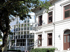 Historisches Gebäude - moderne Glasarchitektur - Architekturfotografie aus Hamburg Alsterdorf.