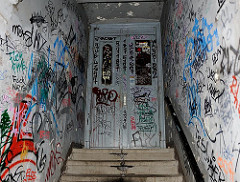 Mit Graffiti versehener Hauseingang eines Miethauses auf Hamburg St. Pauli.