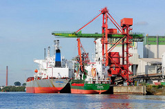 Schiffe am Kai im Reiherstieg - Bilder aus dem Hamburger Hafen - Krananlage zum Löschen der Schiffe.