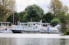 Sportboothafen Tatenberger Yachtclub in Hamburg Allermöhe - Sportboote, Motorboote am Steg; Blick von der Doveelbe.