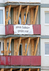 Mit Holzbalken abgestützte Balkons der einsturzgefährdeten Essohäuser an der Reeperbahn, Hamburg St. Pauli - Banner, Plakat mit der Aufschrift Mein Balkon gehört mir.