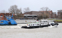 Blick auf die Hochwasserschutzanlage in Hamburg Finkenwerder - die Gäste des Fischrestaurants können den Schiffverkehr auf der Elbe und dem Köhlfleet beobachten.
