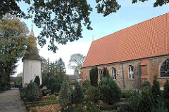 Kirche St. Johannis zu Neuengamme - vom Kirchenschiff getrennter Kirchturm - Grabsteine auf dem Kirchhof.