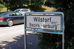 Stadtteilschild Wilstorf, Bezirk Harburg; Stadteilgrenze zu Hamburg Langenbek, Strassenverkehr - Autos.