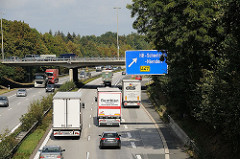Autobahnausfahrt Hamburg Schnelsen / Niendorf - Lastwagenverkehr auf der A 7