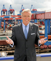 Der HHLA-Vorstandsvorsitzende Klaus-Dieter Peters - im Hintergrund Containerkrane des HHLA Containerterminals Hamburg Altenwerder.