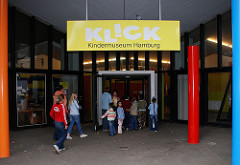 Klick Kindermuseum Eingang - Kinder gehen in das Museum - Achtern Born, Hamburg Osdorf.