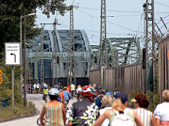 Fahrradtour im Hamburger Freihafen - Freihafenelbbrücken - Zollzaun am Strassenrand.