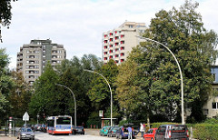 Hamburger Wohnsiedlungen - Hochhäuser von Neuwiedenthal - Bus der HVV, Haltestelle.