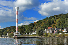 Leuchturm vor Hamburg Blankenese - Hamburg bei Sonne - Bäume im Herbst.