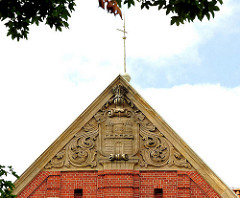 Hausgiebel mit Hamburg Wappen als Dekorelelment - Bauschmuck an der Schule Lutterothstrasse in Hamburg Eimsbüttel. Die ehem. Volksschule wurd 1912 nach Plänen von Fritz Schumacher errichtet.